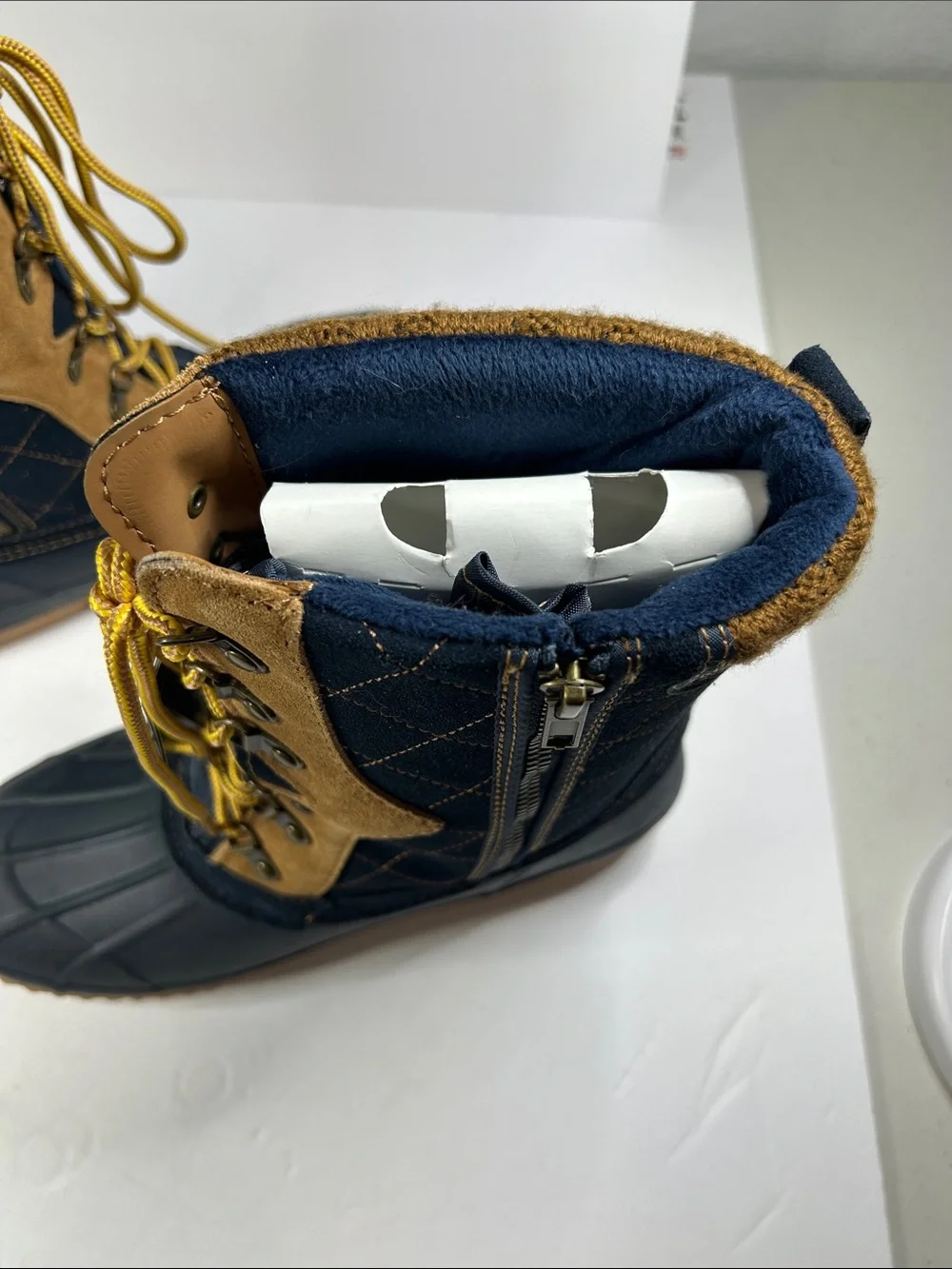 New in box duck boots Khombu size 10 dolly tan navy waterproof